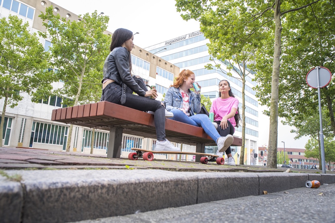 Jongeren op een bankje in het stadscentrum