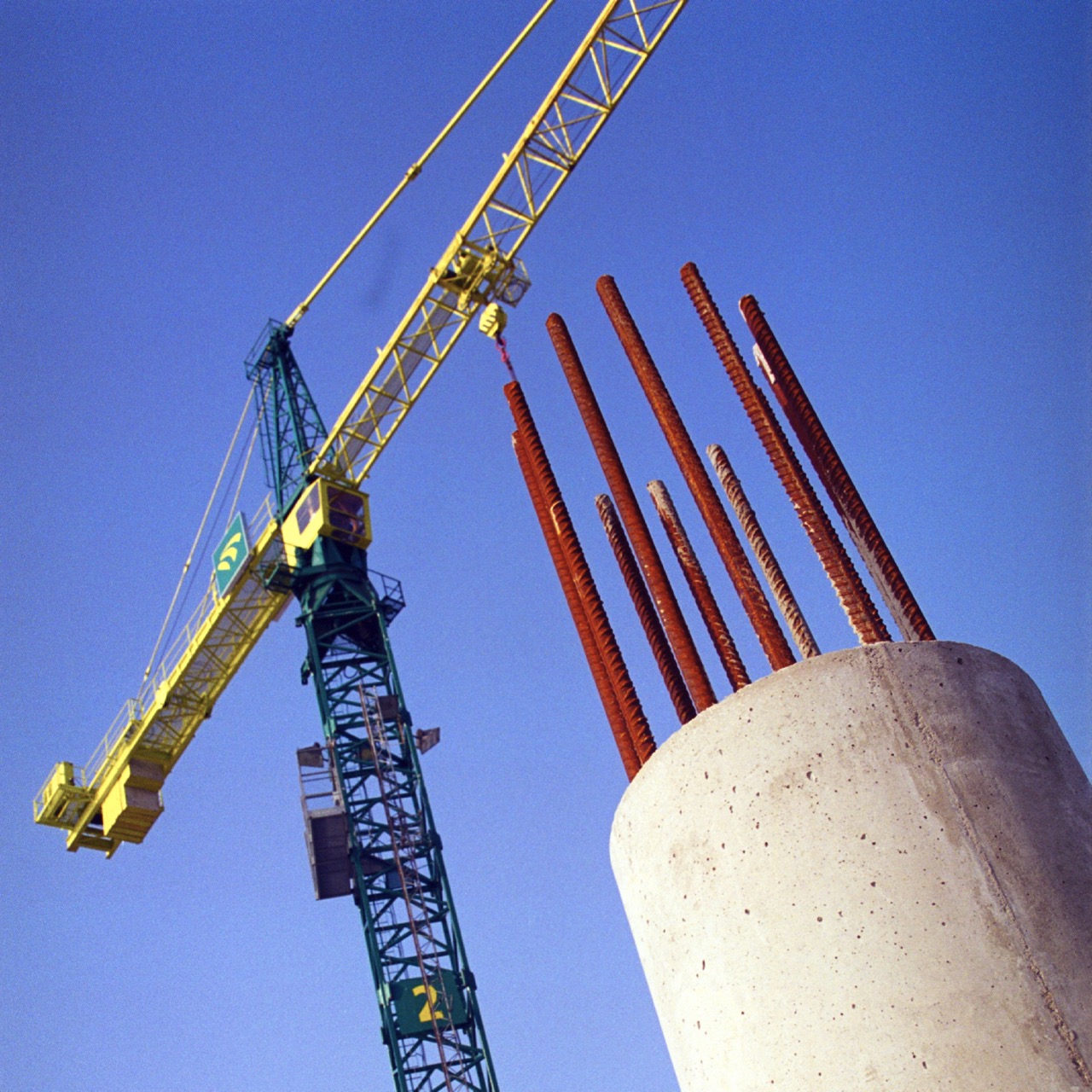 Afbeelding:Een foto van een hijskraan op een bouwplaats