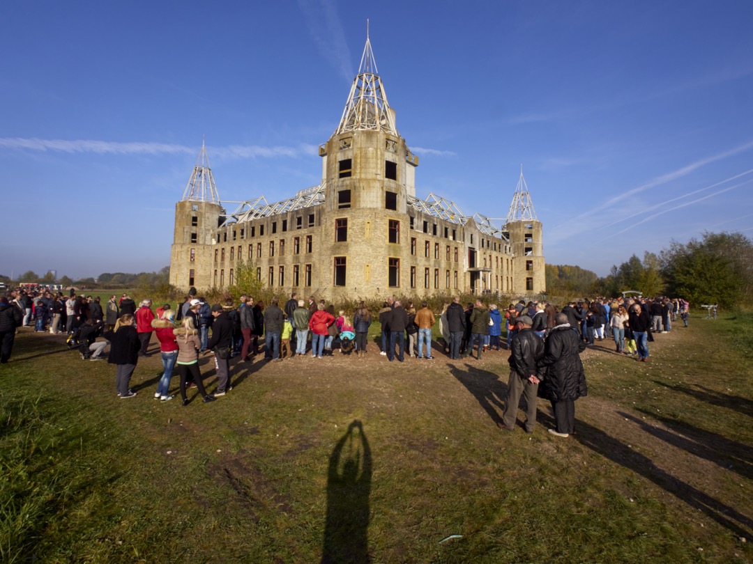 Foto van bezoekers en kasteel tijdens een open dag