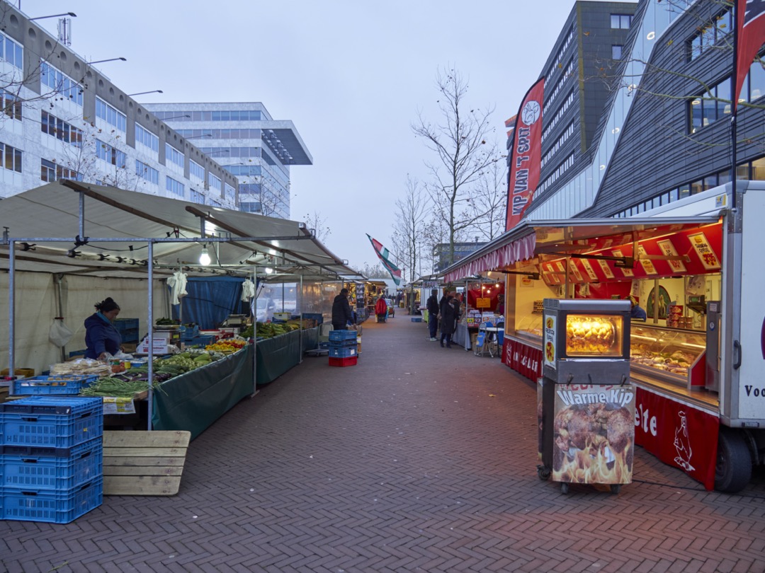 Afbeelding:Foto van de warenmarkt in Almere Stad, 's morgens vroeg
