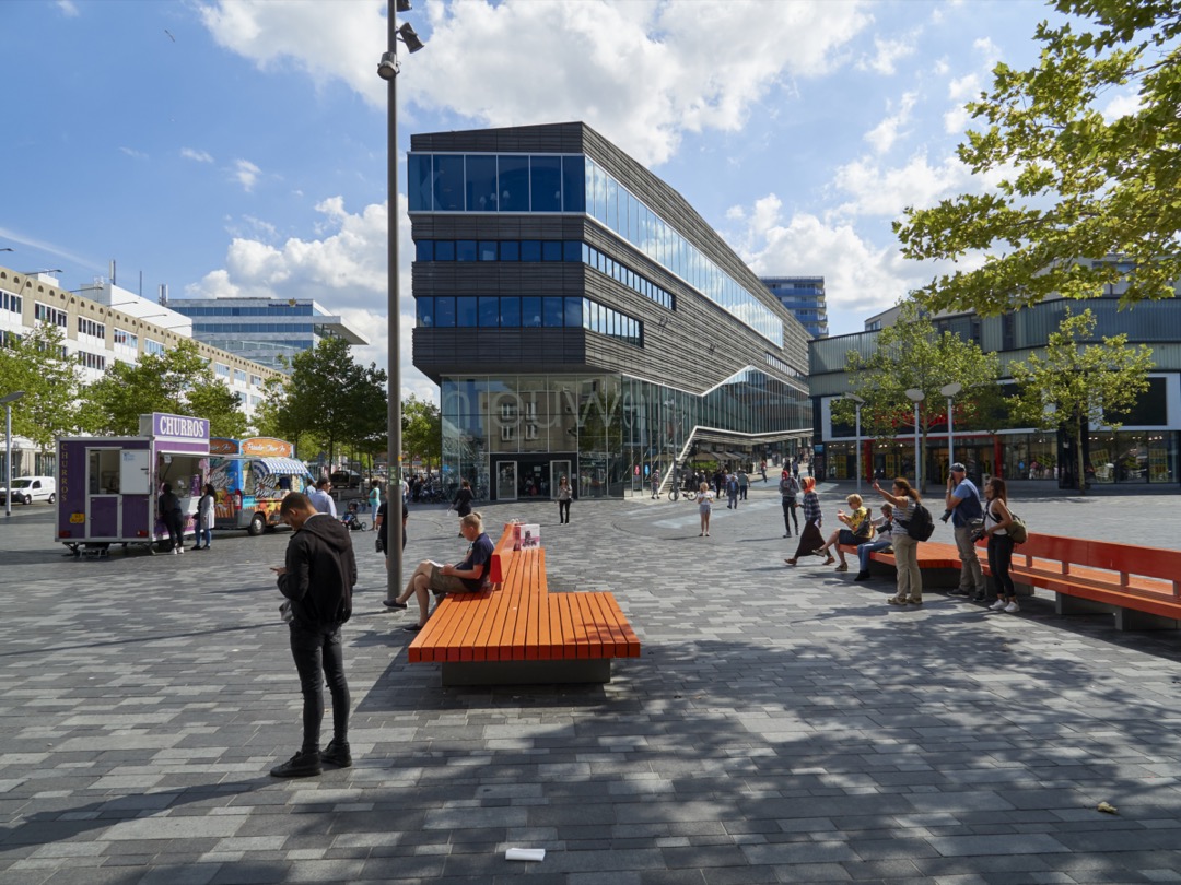 Stadhuisplein met bibliotheek op de achtergrond