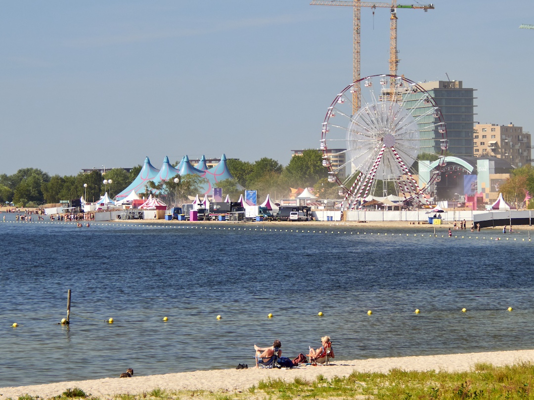 Foto van groot festival op Almeerderstrand