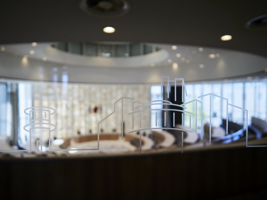 Foto van de glas-vensterbedrukking rondom de raadzaal van Almere