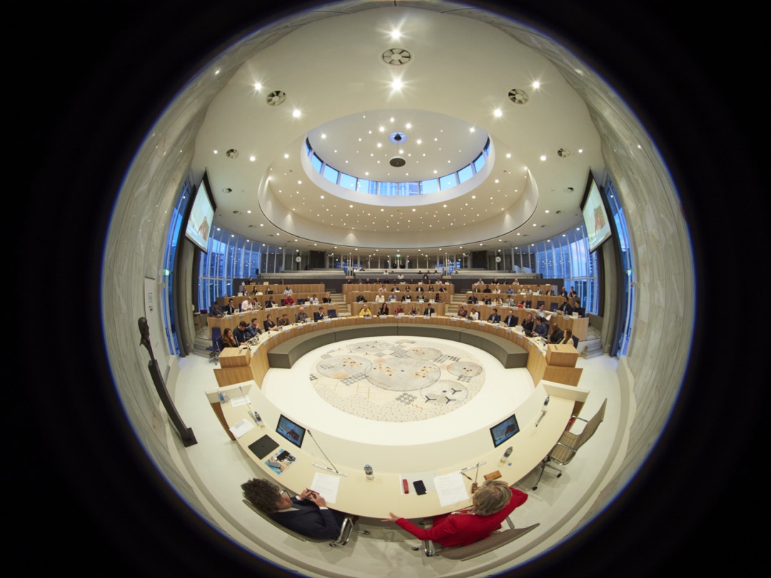 Fish-eye foto van een vergadering in de raadzaal van Almere