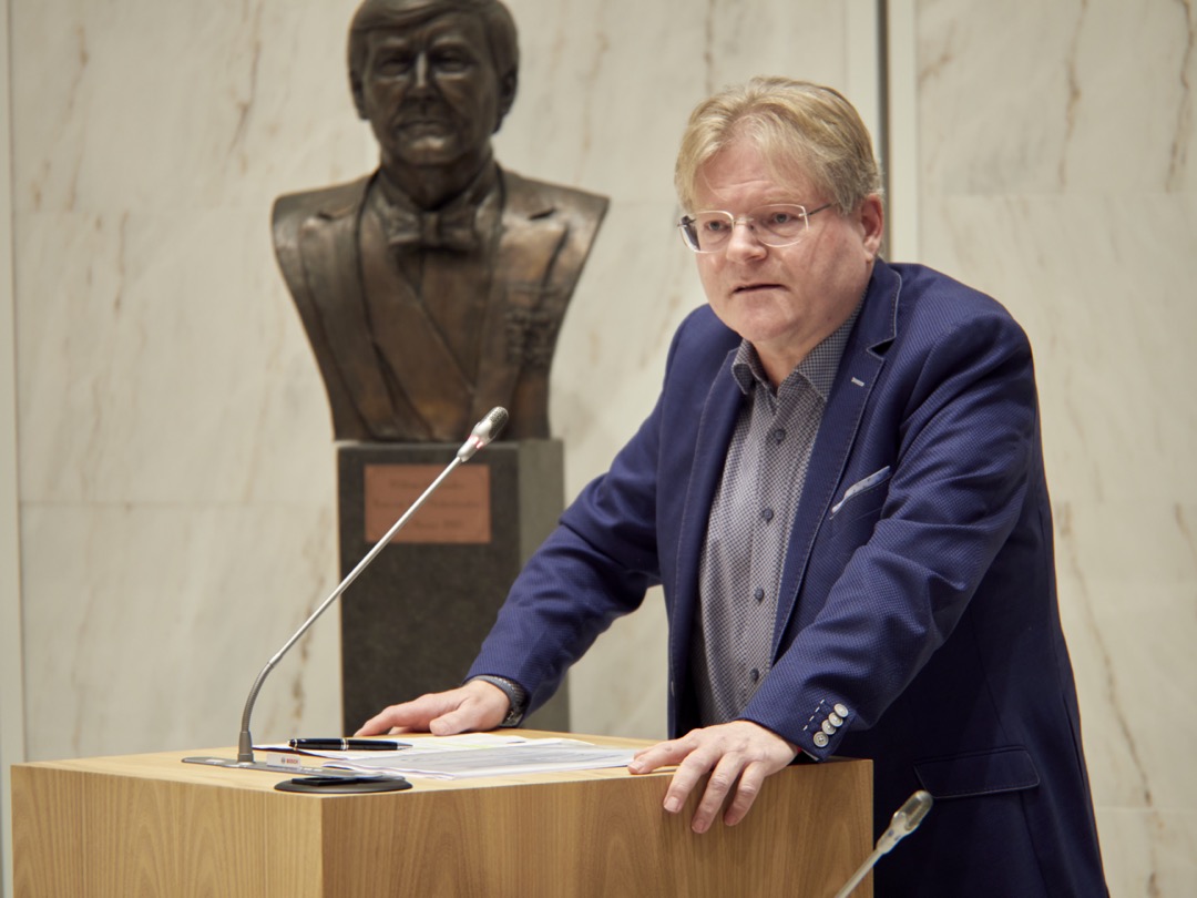 Raadslid Ruud de Jonge aan de microfoon in debat