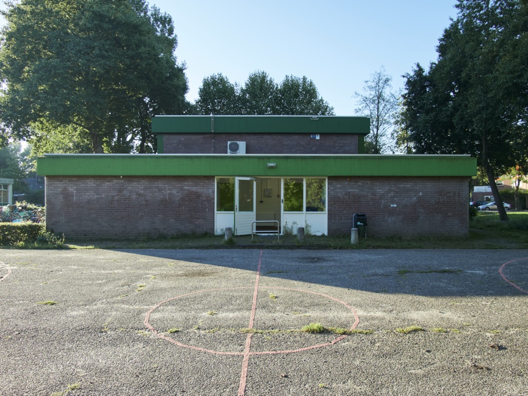 Foto van de ingang van een gymzaal in Almere Haven