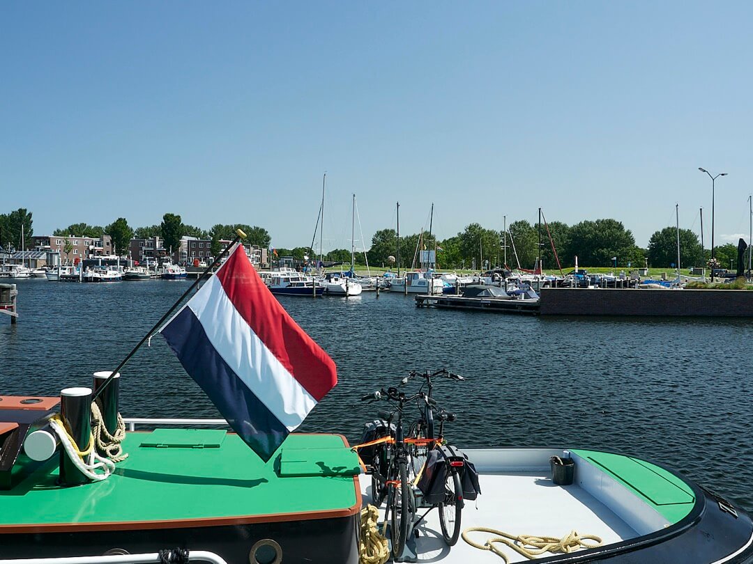 Varende passant in Havenkom Almere Haven