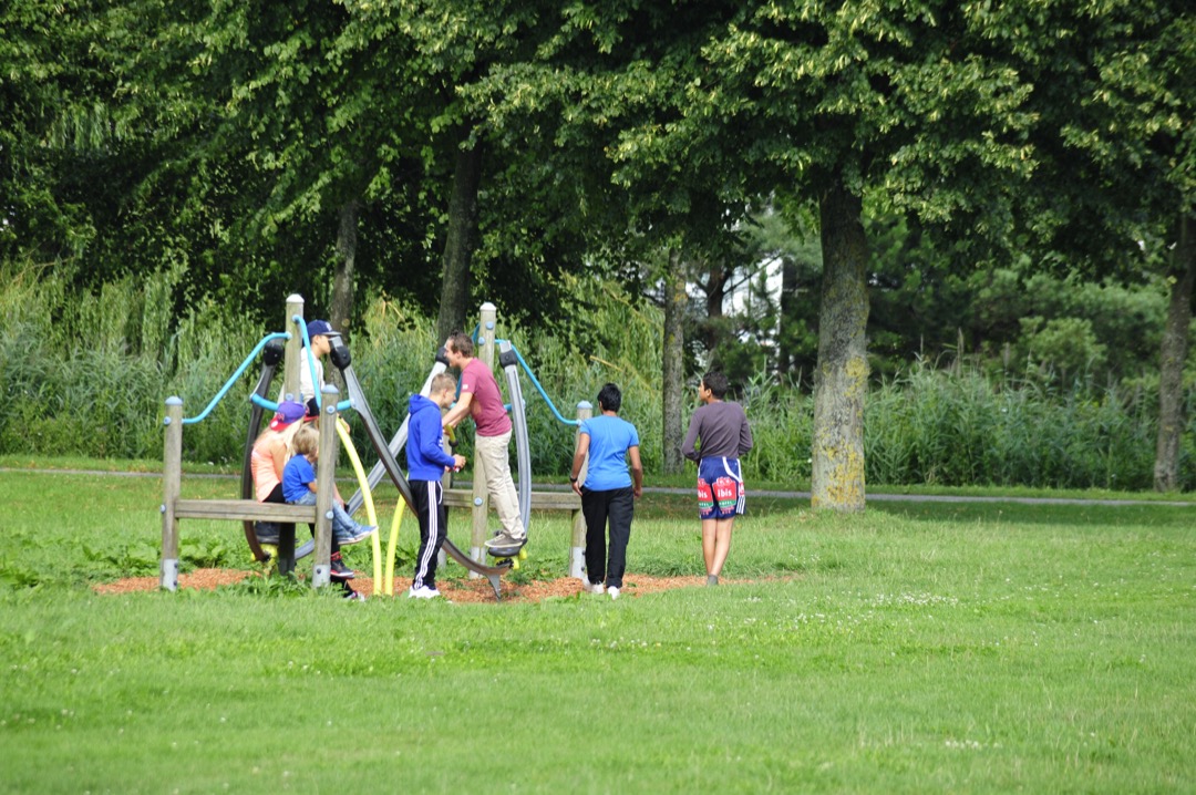 Afbeelding:Jeugd in een park bij een speeltoestel