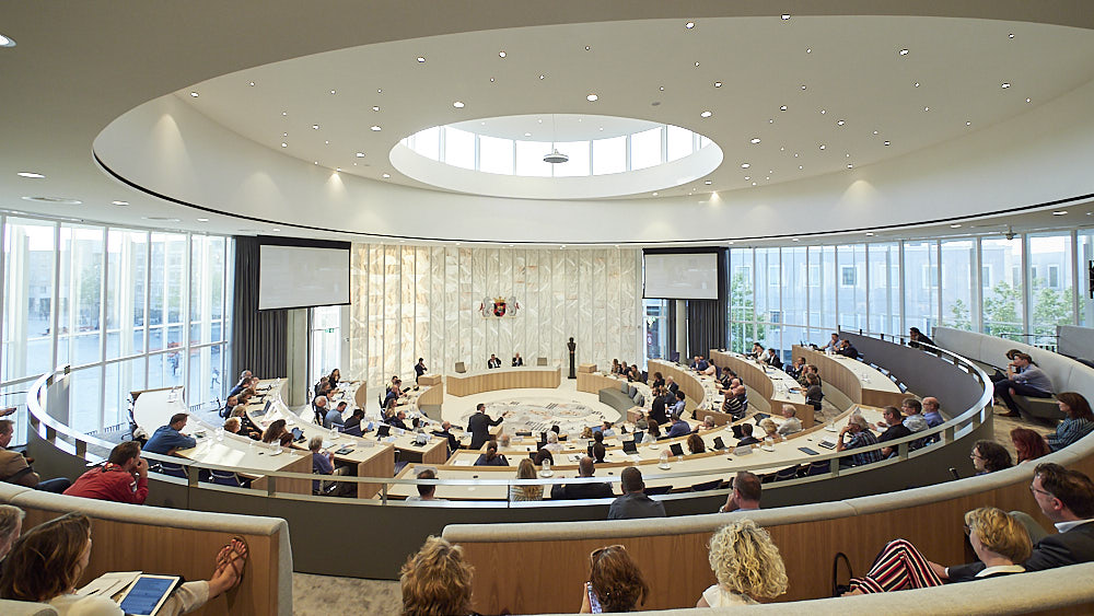 Afbeelding:Foto van de raadzaal in Almere met raad en publiek.