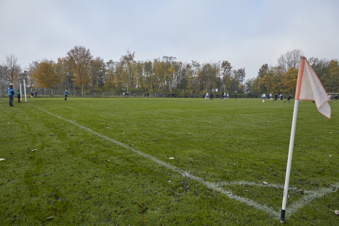 Foto van voetbalveld met hoekvlag op de voorgrond