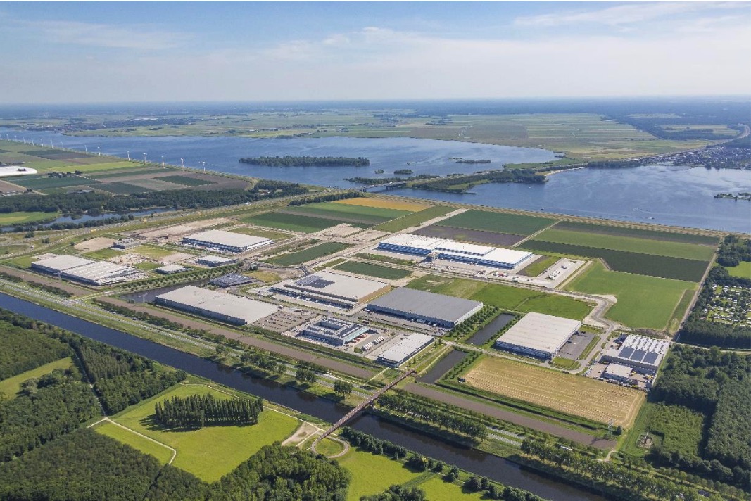 Luchtfoto van bedrijventerrein Stichtsekant nabij Almere Haven