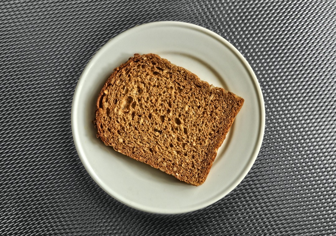 Foto van een snee brood op een bordje