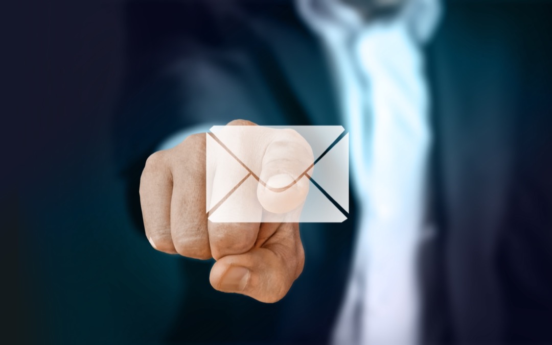 Illustratie van een persoon die een vinger tegen een e-mail-icoon houdt.