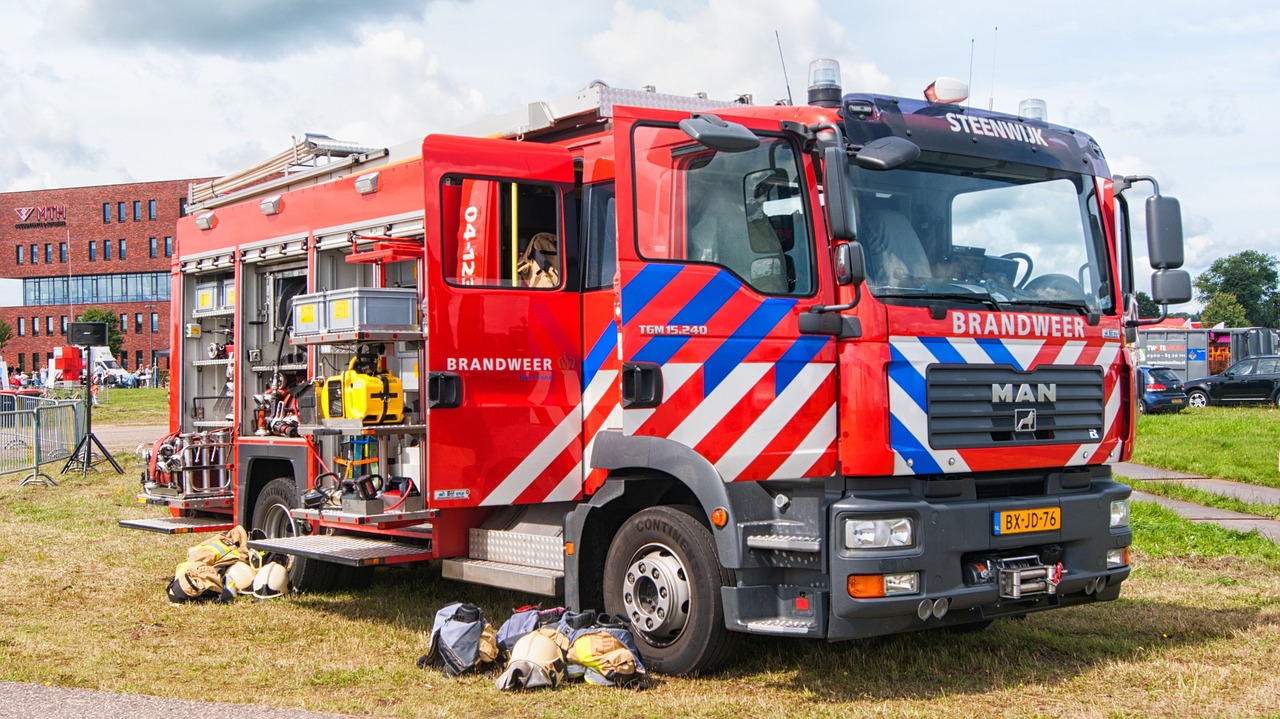 Afbeelding:Brandweerauto met uitgestalde spullen